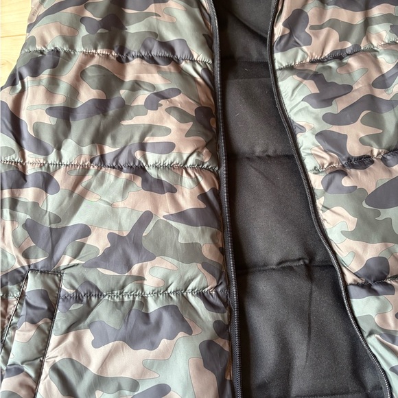 Men's Black and camo Reversible Puffer Vest - Picture 5 of 5